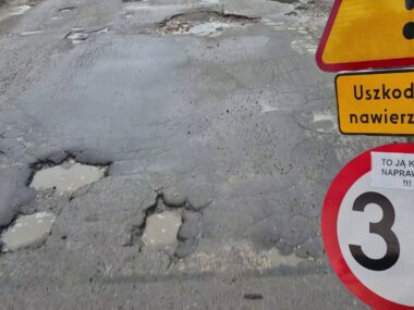 Dąbrowa Górnicza-Błędów. Ulica Zagórze. Dziurawa jezdnia i znak ostrzegawczy, z dopiskiem Dąbrowa Górnicza-Błędów. Ulica Zagórze. Dziurawa jezdnia i znak ostrzegawczy, z dopiskiem