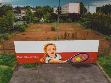 Dąbrowa Górnicza-Gołonóg. Nieczynne korty tenisowe przy ulicy Tysiąclecia na osiedlu Marcina Kasprzaka. Mural Mai Chwalińskiej autorstwa Kawu. 7 czerwca 2026 Dąbrowa Górnicza-Gołonóg. Nieczynne korty tenisowe przy ulicy Tysiąclecia na osiedlu Marcina Kasprzaka. Mural Mai Chwalińskiej autorstwa Kawu. 7 czerwca 2026