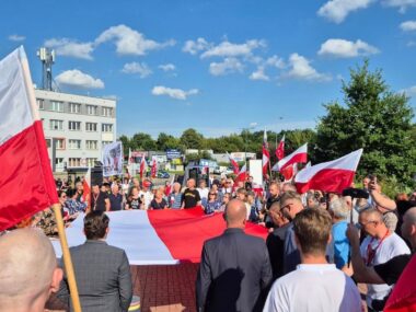 „Marsz obywatelski przeciwko nielegalnej imigracji” w DG „Marsz obywatelski przeciwko nielegalnej imigracji” w Dąbrowie Górniczej. 31 lipca 2025.