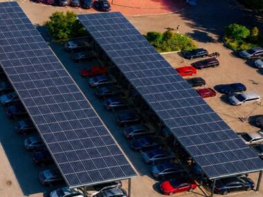 Park wodny Nemo stawia na OZE. Fotowoltaika za ponad 2 mln. Dabrowa Górnicza. Wiaty z panelami fotowoltaicznymi na parkingu parku wodnego »Nemo«. Wizualizacja. Maj 2026