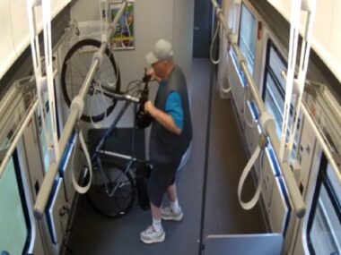 Zuchwały złodziej ukradł rower w pociągu mimo kamer. GALERIA Kradzież roweru w pociągu na stacji Dąbrowa Górnicza-Pogoria. 26 lipca 2025.