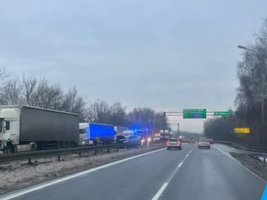 Zderzenie ciężarówek i osobówki na S1. Zablokowany ruch Dąbrowa Górnicza / Sosnowiec. Zderzenie dwóch samochodów ciężarowych i jednego osobowego na S1 (wysokość DK94). 14 stycznia 2026.