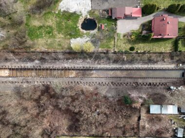 Strzemieszyce. Zbiornik retencyjny już odbiera wodę z DK94 Dąbrowa Górnicza-Strzemieszyce Wielkie. Budowa zbiornika retencyjnego wody opadowej z DK94 przy ulicy Oddziału AK Ordona. 25 marca 2026