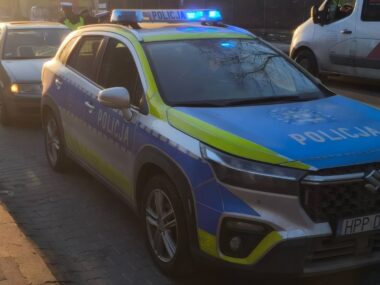 Pijany 78-latek kierował Škodą. Świętował dzień dziadka? Dąbrowa Górnicza-Ząbkowice. Zatrzymanie nietrzeźwego kierowcy na przystanku Ząbkowice Centrum przy ul. Armii Krajowej. 21 stycznia 2026.