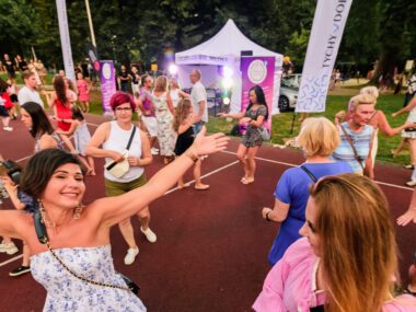 Klimat lat 70. i 80. nad Paprocanami - dancing w stylu disco Dancing na Paprocanacg