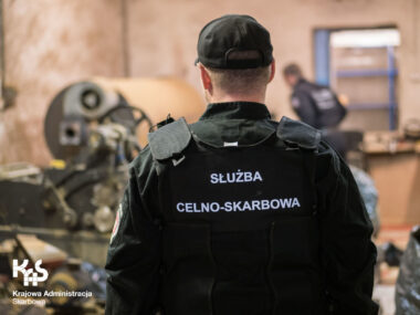 Lewy tytoń udawał nawóz z Austrii. Skarbówka wyczuła podstęp Funkcjonariusz Urzędu Celno Skarbowego
