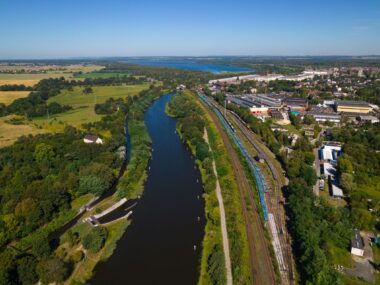 Po prawej śluza, po lewej rzeka, przed nami jezioro Gliwice Łabędy Kanał Gliwicki