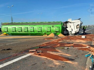 Pilne! Ciężarówka przewróciła się na autostradzie A4 Gliwice-Sośnica. Zdarzenie na autostradzie A4. Przewrócona ciężarówka i zablokowana droga. 8 czerwca 2026