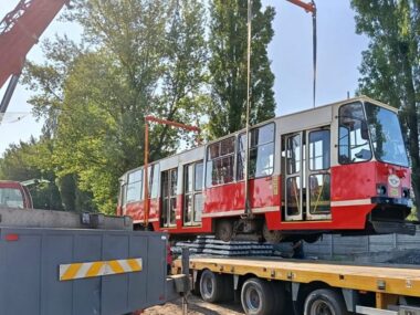Nowy eksponat w Muzeum PRL-u. A w sobotę «RetroDisco» Gliwice – zajezdnia tramwajowa. Transport wagonu Konstal 105Na dla Muzeum Historii Polski Ludowej w Rudzie Śląskiej. 13 czerwca 2025.