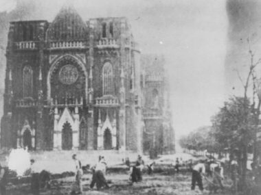 Grzebanie ciał zamordowanych. W tle częstochowska katedra Grzebanie ciał zamordowanych. W tle częstochowska katedra