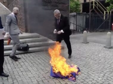 Policja chce ukarania Grzegorza Brauna za incydent z flagą Grzegorz Braun flaga Unii Europejskiej