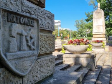 Stalinogród, Katowice i tajemnica wejścia do WPKiW Herb Katowic na pylonie Wejścia Głównego Parku Śląskiego, 2025