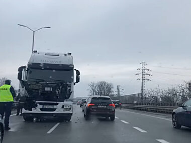Utrudnienia na DTŚ. Jezdnię blokuje ciągnik siodłowy Kolizja na DTŚ