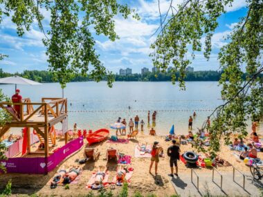 Sezon 2026 na letnich basenach, kąpieliskach i placach zabaw Jedna z plaż przy stawie Morawa
