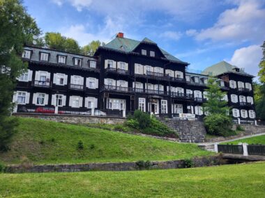 Dwa śląskie uzdrowiska: sielanka i ruina Karlova Studánka Lázeňský hotel Slezský dům
