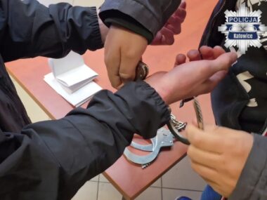 Deportacja Ukraińca, który zaatakował nożem policjanta Katowice. Osiedle Ptasie, ulica Drozdów. Atak Ukraińca na policjanta. 3 października 2025.