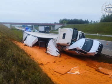 Wypadek na A1. 2 auta w rowie, a sos pomidorowy na jezdni Kolizja na autostradzie A1. Rozlał się sos pomidorowy