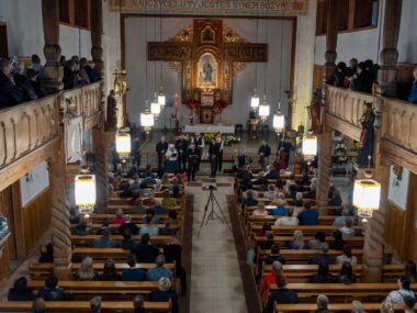 Koncert charytatywny „Pamiętajmy o Janie Pawle” w Koniakowie Koncert charytatywny w Koniakowie