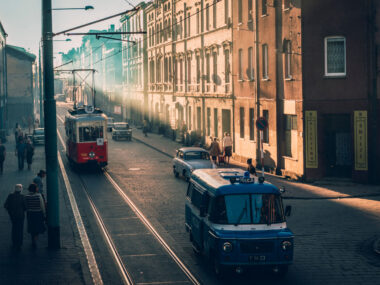 Jak Lipiny stały się Szopienicami w "Ołowianych dzieciach"? Jak Netflix odtworzył dawne Szopienice w "Ołowianych dzieciach"? To proste - na białym koniu i w srebrnej zbroi wjechały Świętochłowice!