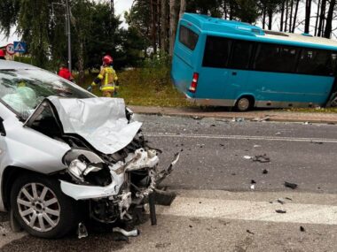 Lędziny. Groźny wypadek z udziałem autobusu. ZDJĘCIA Lędziny. Wypadek autobusu i osobówki na skrzyżowaniu ulic Pokoju i Jagiellońskiej. 7 września 2025.