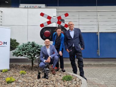 9 czerwca przed zakładem Alstom stanął nowy bebok - Zwusik Odsłonięcie Beboka - Mariusz Jankowski (od lewej) Magdalena Kolka Adam Juretko