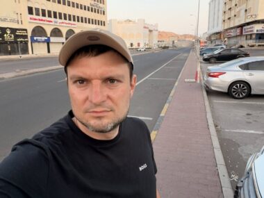 M. Rozewicz. "Hotel obok nas dostał pociskiem i płonął" Michal Rozewicz Oman