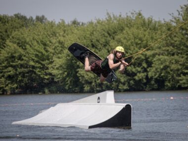 Połączenie nart wodnych, deskorolki i surfingu? W Sosnowcu Mistrzostwa Polski w wakeboardzie i wakeskate odbędą się w Sosnowcu