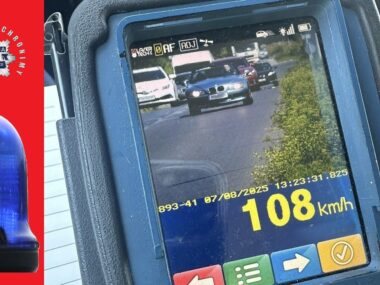 Pojechał na Śląsk BMW bez dachu – wrócił bez prawa jazdy Mysłowice. Zdjęcie z fotoradaru przy ulicy Obrzeżnej Północnej; BMW z Sosnowca przekracza ograniczenie prędkości o 58 km/h. 7 sierpnia 2025.