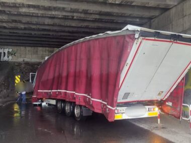 „TIR” złożył się jak harmonia po uderzeniu w znany wiadukt Mysłowice. Wiadukt kolejowy nad ulicą Obrzeżną Północną. Zderzenie ciężarówki ze stropem. 30 września 2025.