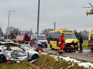 Zderzenie BMW z autobusem.18-letni kierowca w ciężkim stanie Mysłowice-Wesoła. Wypadek przy ul. 3 Maja. BMW zderzyło się z autobusem. 25 listopada 2025.