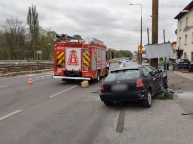 Śmiertelny wypadek w Będzinie. Nie żyje 36-letni kierowca Na alei Kołłątaja zginał kierowca