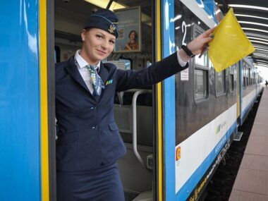 Nowe mundury dla 800 pracowników KŚ. Francja elegancja Nowe mundury pracowników Kolei Śląskich