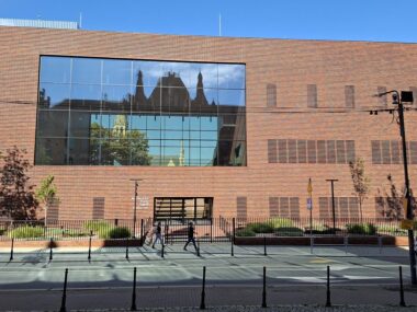 Ceglany klocek z dwoma wielkimi oknami. Nowy budynek AM Nowy budynek Akademii Muzycznej Katowice 34