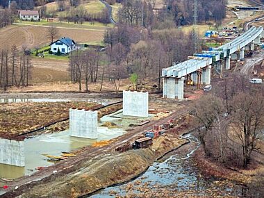 Rośnie most kolejowy w Zebrzydowicach Nowy most kolejowy w Zebrzydowicach fot Łukasz Hachuła PLK SA