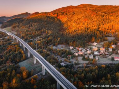 S1 przez Karpaty. Nowa epoka w polskich drogach przez góry Nowy odcinek S1. Tak wygląda obejście Węgierskiej Górki jesienią