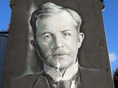 Śledztwo w sprawie zniszczonego muralu z Korfantym umorzone Oblany farbą mural z Wojciechem Korfantym