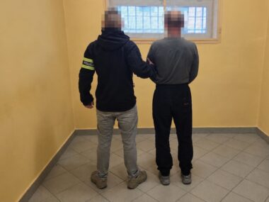 Oszuści chcieli przejąć 100 tys. zł oszczędności seniorki Oszust odbierak