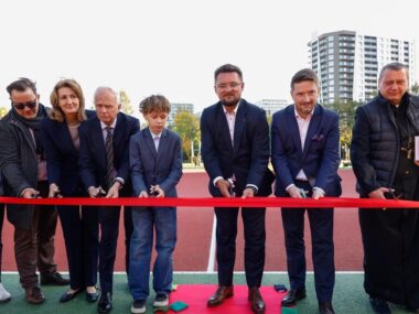Boiska szkolne i miasteczko rowerowe pod wieżowcami otwarte Otwarcie odnowionych boisk przy SP 62 w Katowicach
