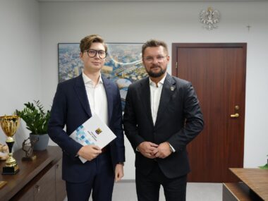 Chwalił M. Krupę, atakował przeciwników. Dostał pracę w UM Pelnomocnik Prezydenta ds