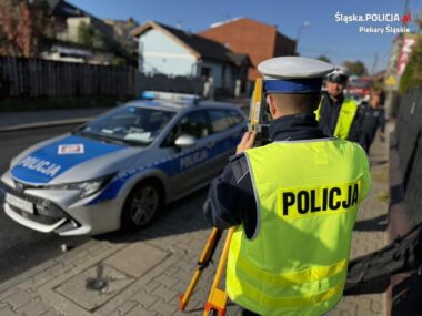 Jazda na „podwójnym gazie”? Zginęło 11 osób, 61 było rannych Piekary Śląskie, policjanci z drogówki