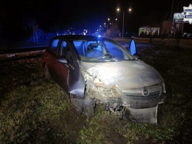 Pijany kierowca rozbił samochód na latarni Pijany kierowca rozbił auto na latarni w Mysłowicach