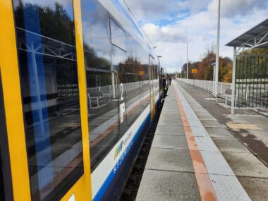 Pociągi Kolei Śląskich jadą już przez Ochojec, Murcki Pociąg Kolei Śląskich na stacji Katowice Kostuchna