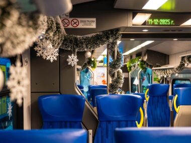 Świąteczny pociąg Kolei Śląskich ozdobiony jak choinka Świąteczny pociąg Kolei Śląskich