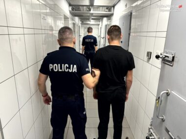 Ukradł rower i dwa samochody. Został zatrzymany po pościgu Policjanci z Dąbrowy Górniczej zatrzymali 18-latka