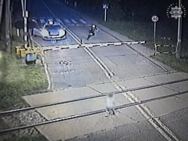 Dziecko bawiło się na torowisku. Ratunek w ostatniej chwili Policjanci z Mikołowa uratowali dziecko na torach