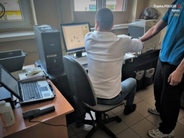 Będzin: wybuch pod drzwiami mieszkania 68-letniej kobiety Policjanci zatrzymali 52-latka