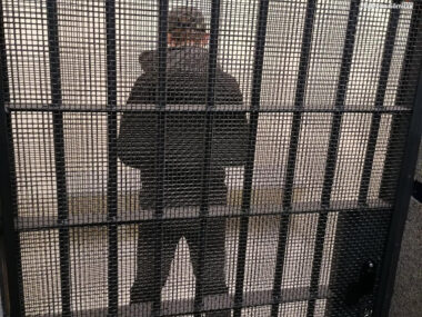 Uciekł przed policją na... dach, ale niewiele mu to pomogło Policjanci zatrzymali dwóch mężczyzn podejrzanych o kradzieże rozbójnicze