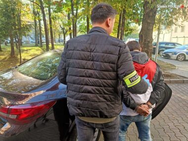 Oszukali 65-latkę na pół miliona złotych. Usłyszeli zarzuty Policjanci zatrzymali oszusztów
