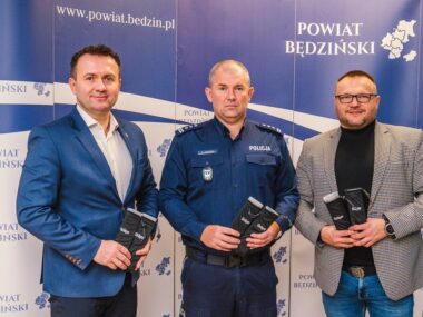 Powiat będziński. 6 nowych alkomatów, 6 pijanych kierowców Komendant KPP w Będzinie insp. Marcin Lemański odbiera alkomaty od Starosty Będzińskiego Sebastiana Szaleńca i Naczelnika Wydziału Zarządzania Bezpieczeństwem Kamila Curyły.