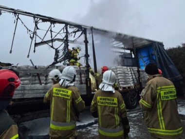 Pożar sześciu ciężarówek. Spaliły się doszczętnie Pożar ciężarówek w Paniówkach